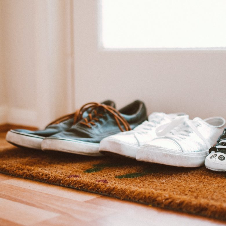 5 Gründe, warum Ihr keine Schuhe im Haus tragen