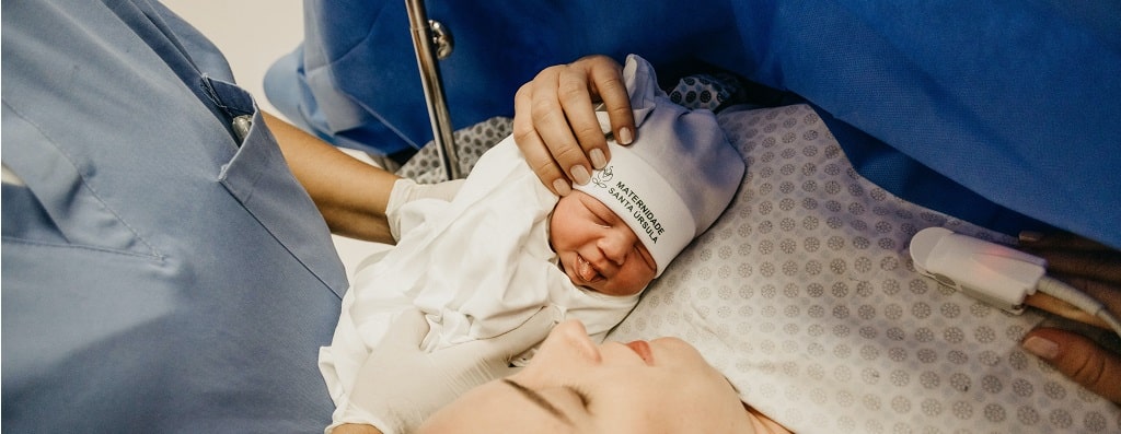 Kaiserschnitt: Beim Stillen helfen lassen vom Krankenhauspersonal